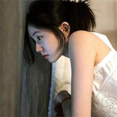 微光下的蓝色男孩